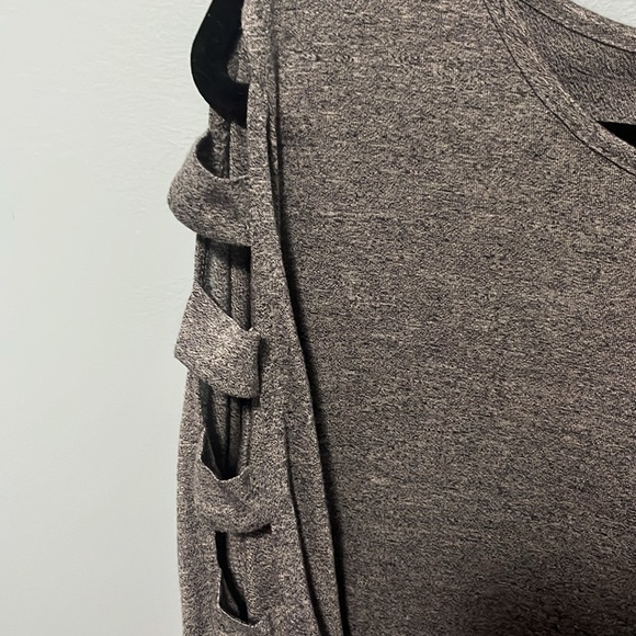 Girls long sleeve tee with sleeve cutouts - Picture 3 of 3